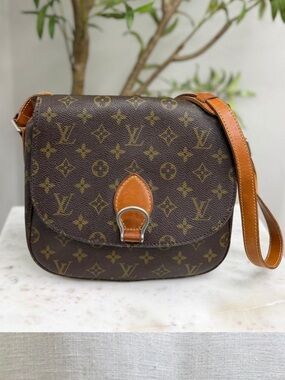 Louis Vuitton Monogram Saint
Cloud GM Shoulder Bag